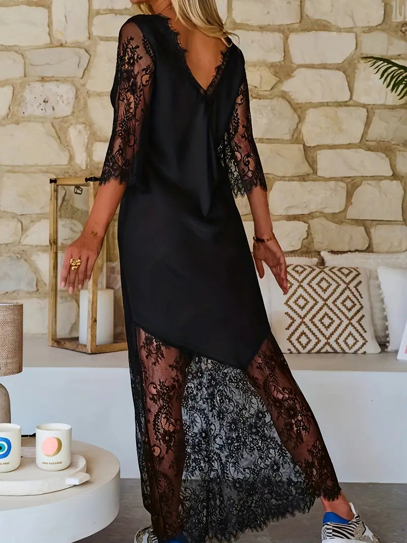 Robe noire élégante avec détails en dentelle et encolure en V