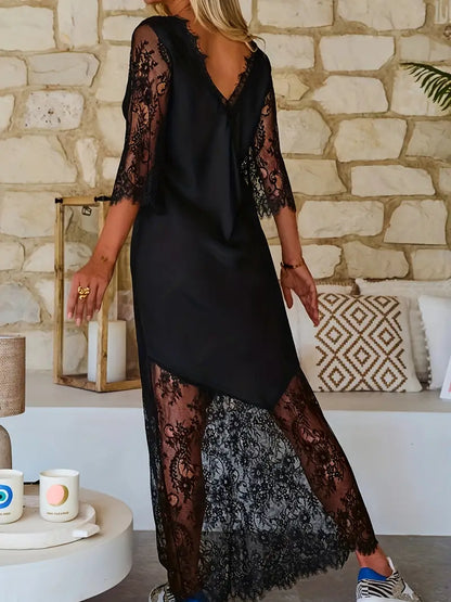 Robe noire élégante avec détails en dentelle et encolure en V