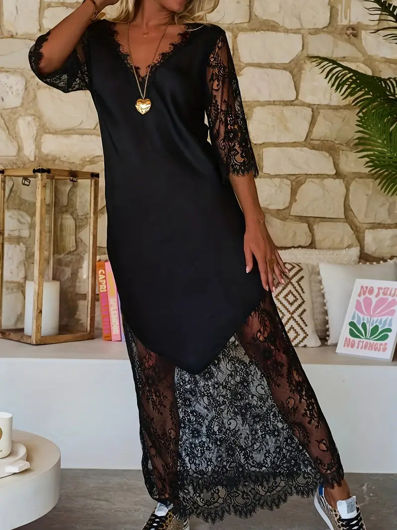 Robe noire élégante avec détails en dentelle et encolure en V