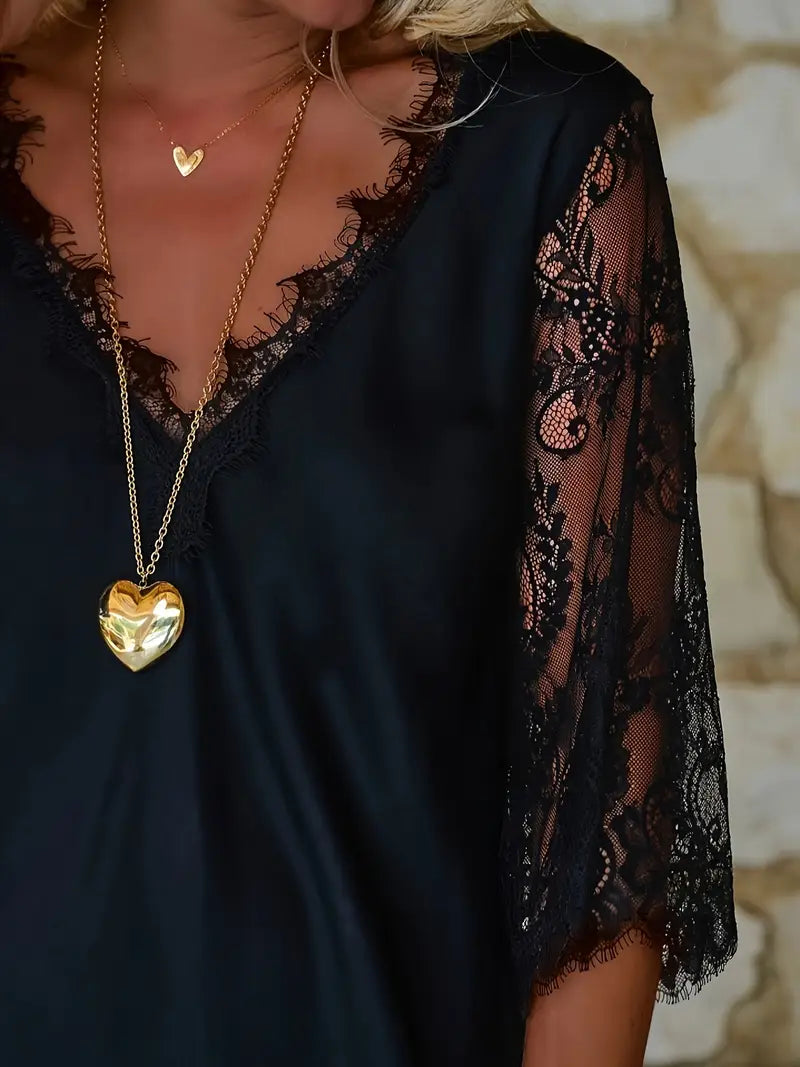 Robe noire élégante avec détails en dentelle et encolure en V