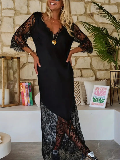 Robe noire élégante avec détails en dentelle et encolure en V