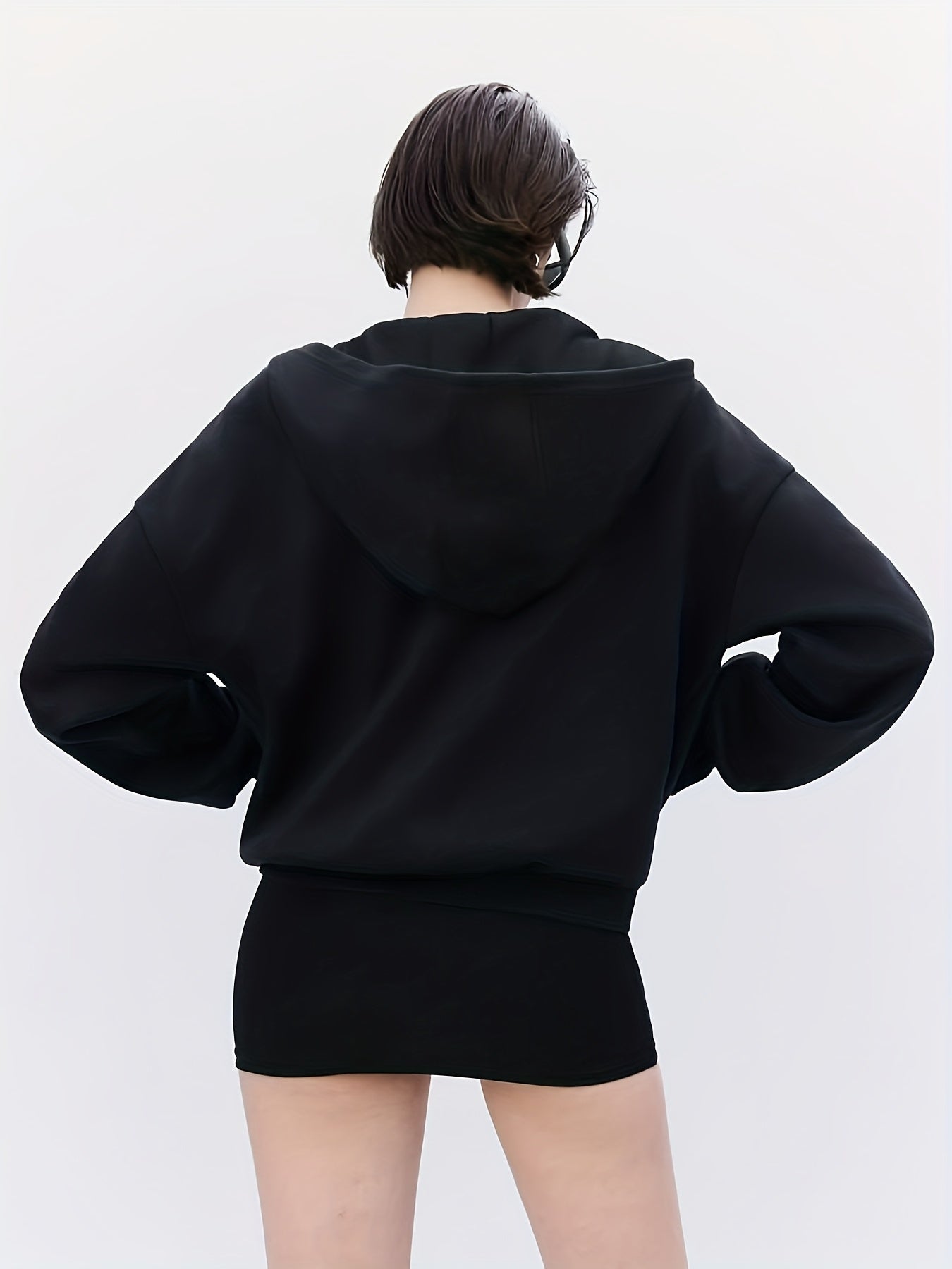 Veste à Capuche Noire – Style Casual avec Détails Découpés & Ceinture Accent